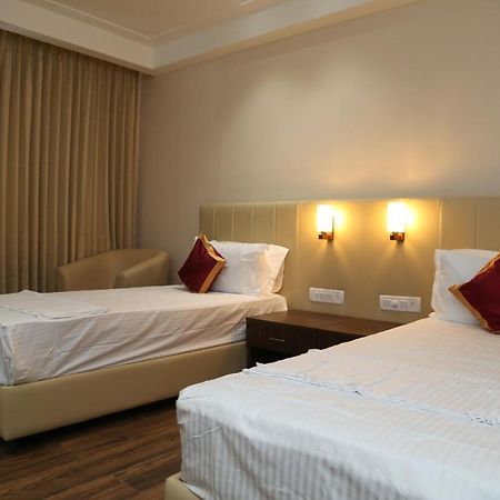 Hotel Skanda Palace Thiruttani Kültér fotó