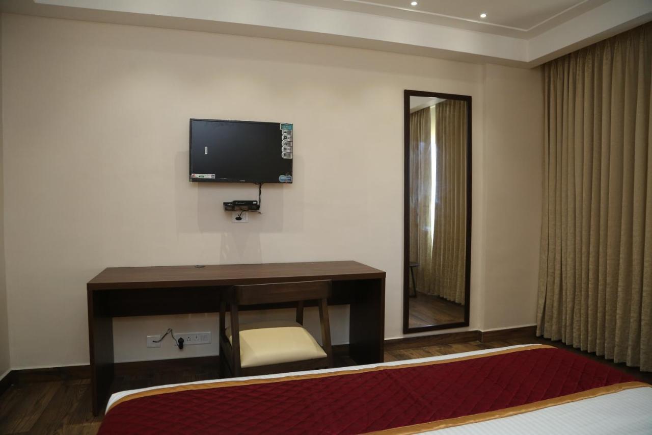 Hotel Skanda Palace Thiruttani Kültér fotó