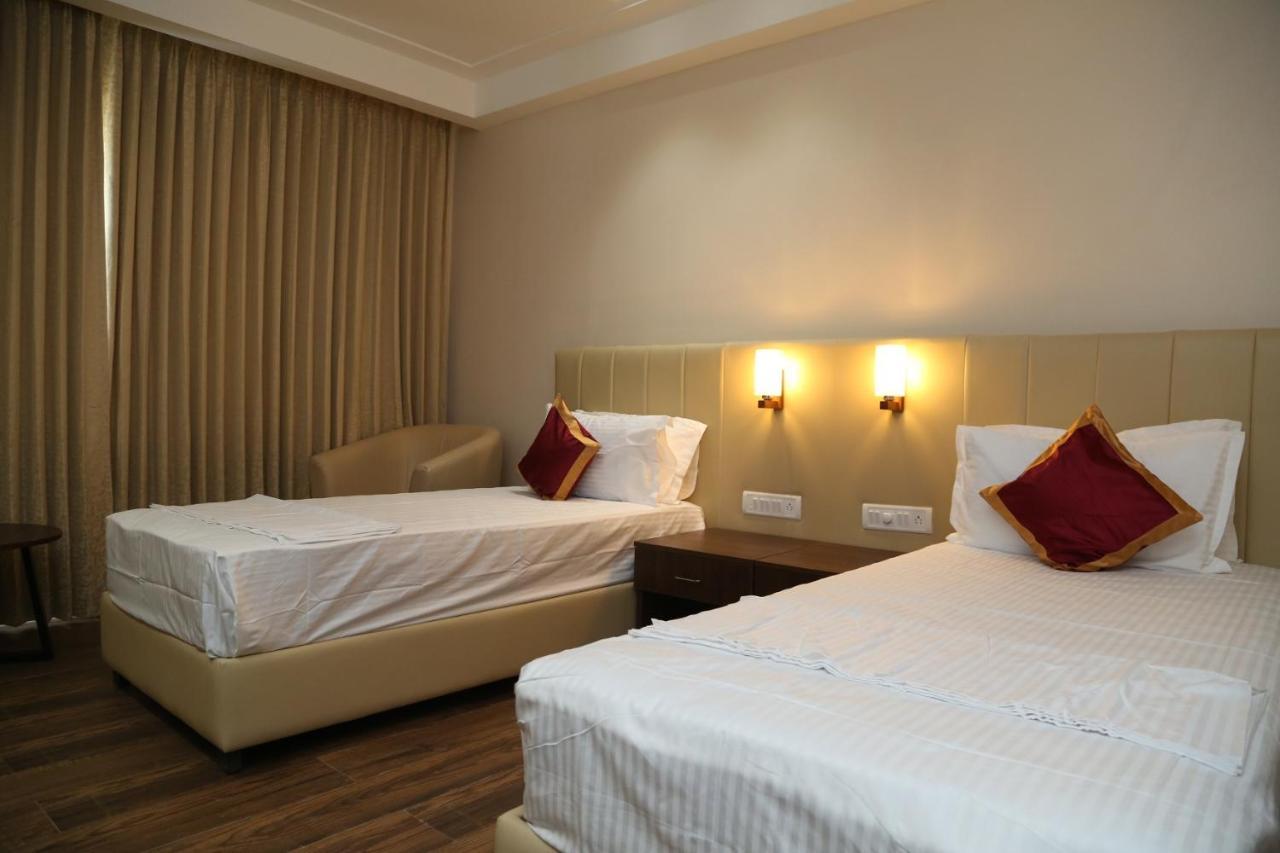 Hotel Skanda Palace Thiruttani Kültér fotó