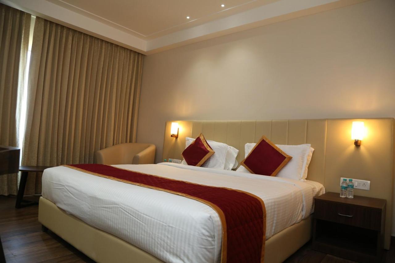 Hotel Skanda Palace Thiruttani Kültér fotó