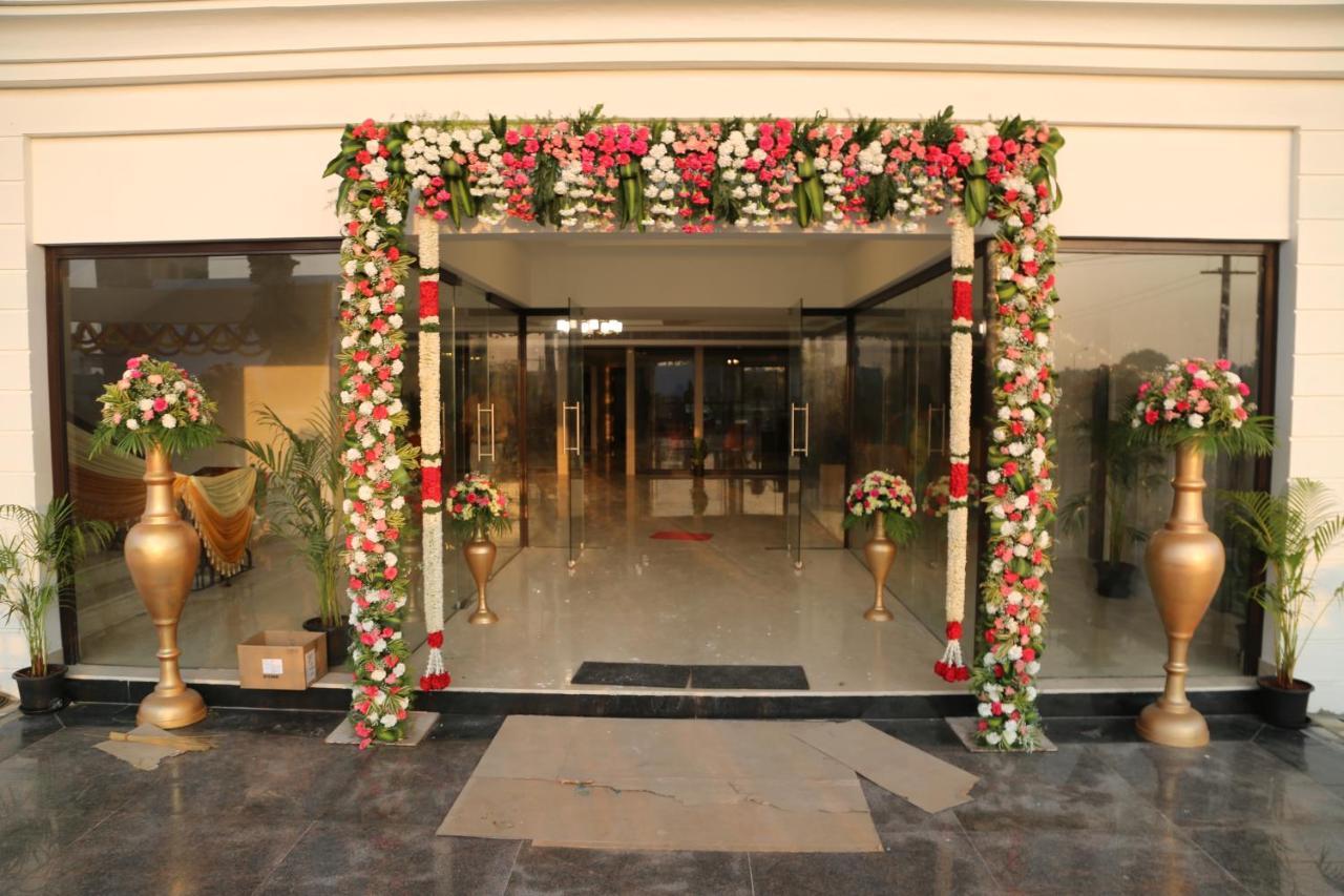 Hotel Skanda Palace Thiruttani Kültér fotó