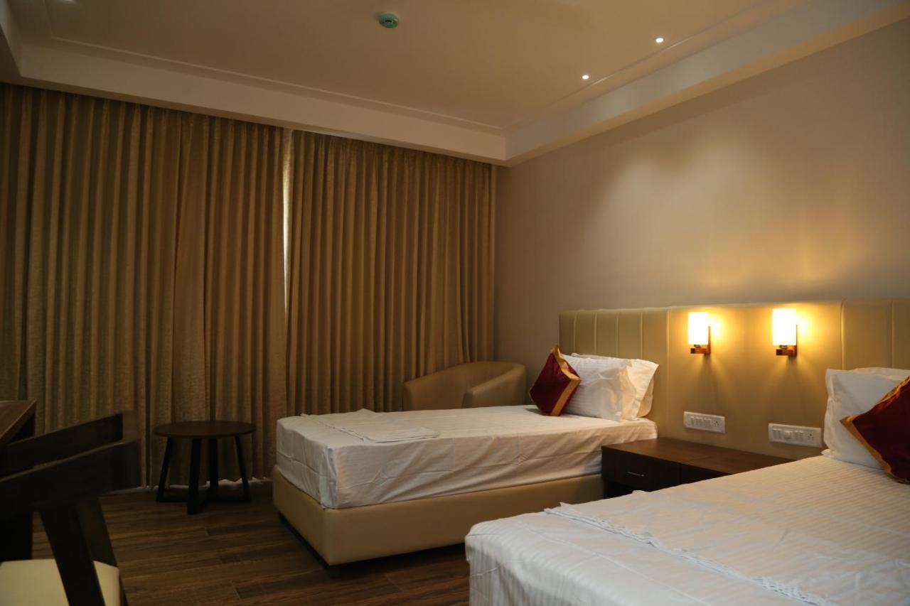 Hotel Skanda Palace Thiruttani Kültér fotó