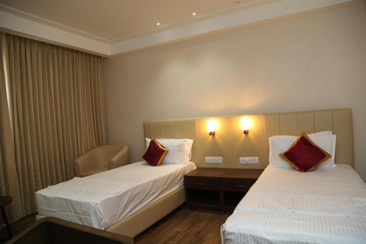 Hotel Skanda Palace Thiruttani Kültér fotó