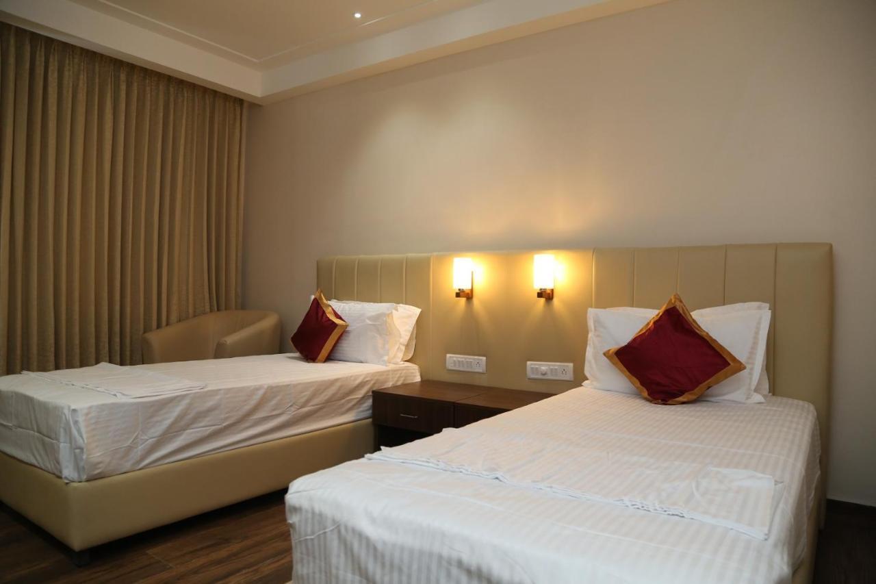 Hotel Skanda Palace Thiruttani Kültér fotó